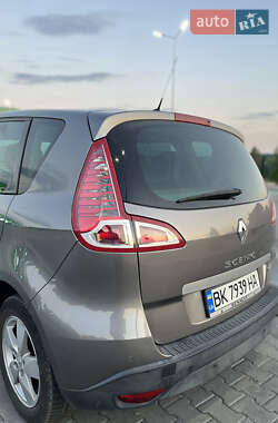 Минивэн Renault Scenic 2010 в 