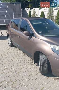 Минивэн Renault Scenic 2010 в 