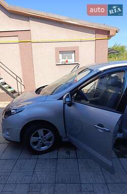 Минивэн Renault Scenic 2009 в 