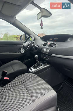 Минивэн Renault Scenic 2011 в 
