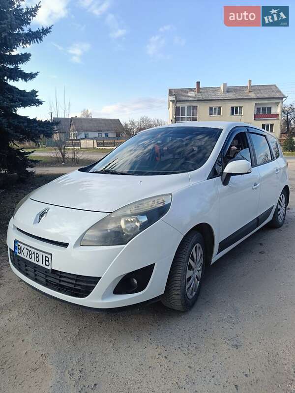 Минивэн Renault Scenic 2010 в 