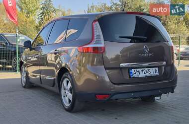 Минивэн Renault Scenic 2010 в 