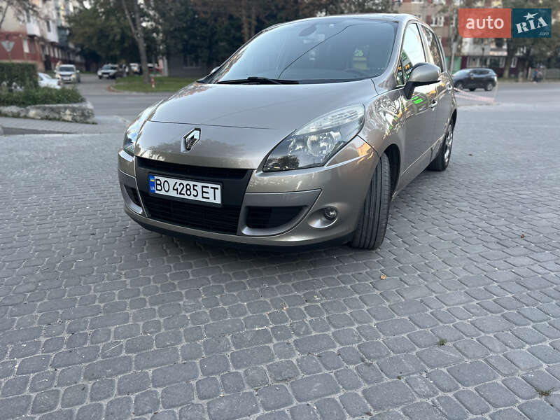 Минивэн Renault Scenic 2011 в 