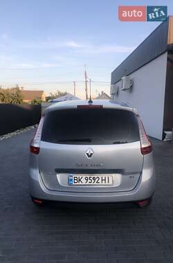 Минивэн Renault Scenic 2010 в 