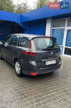 Минивэн Renault Scenic 2011 в 