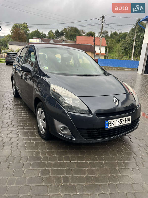 Минивэн Renault Scenic 2011 в 