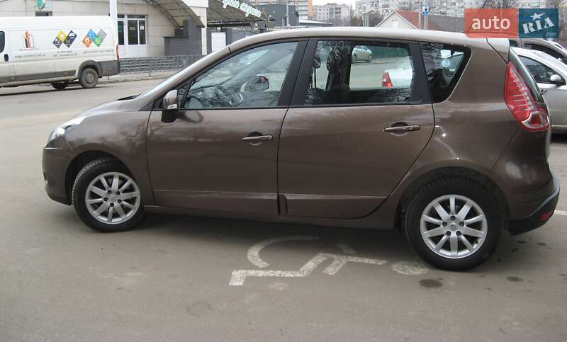 Минивэн Renault Scenic 2011 в 