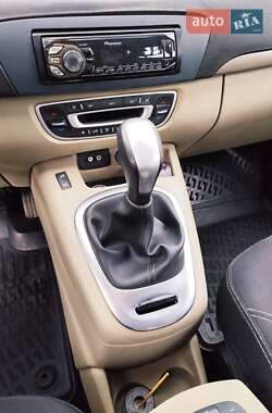 Минивэн Renault Scenic 2010 в 