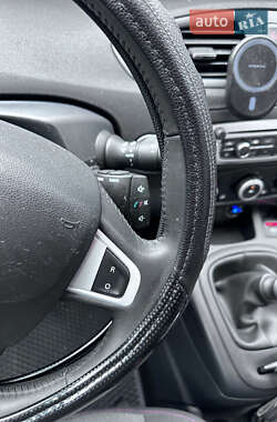 Минивэн Renault Scenic 2012 в 