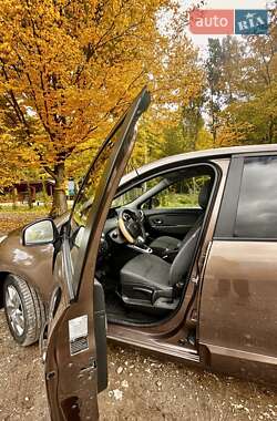 Минивэн Renault Scenic 2011 в 