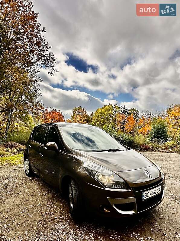 Минивэн Renault Scenic 2011 в 