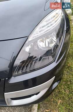 Минивэн Renault Scenic 2011 в 