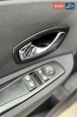 Минивэн Renault Scenic 2012 в 