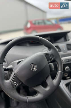 Минивэн Renault Scenic 2012 в 
