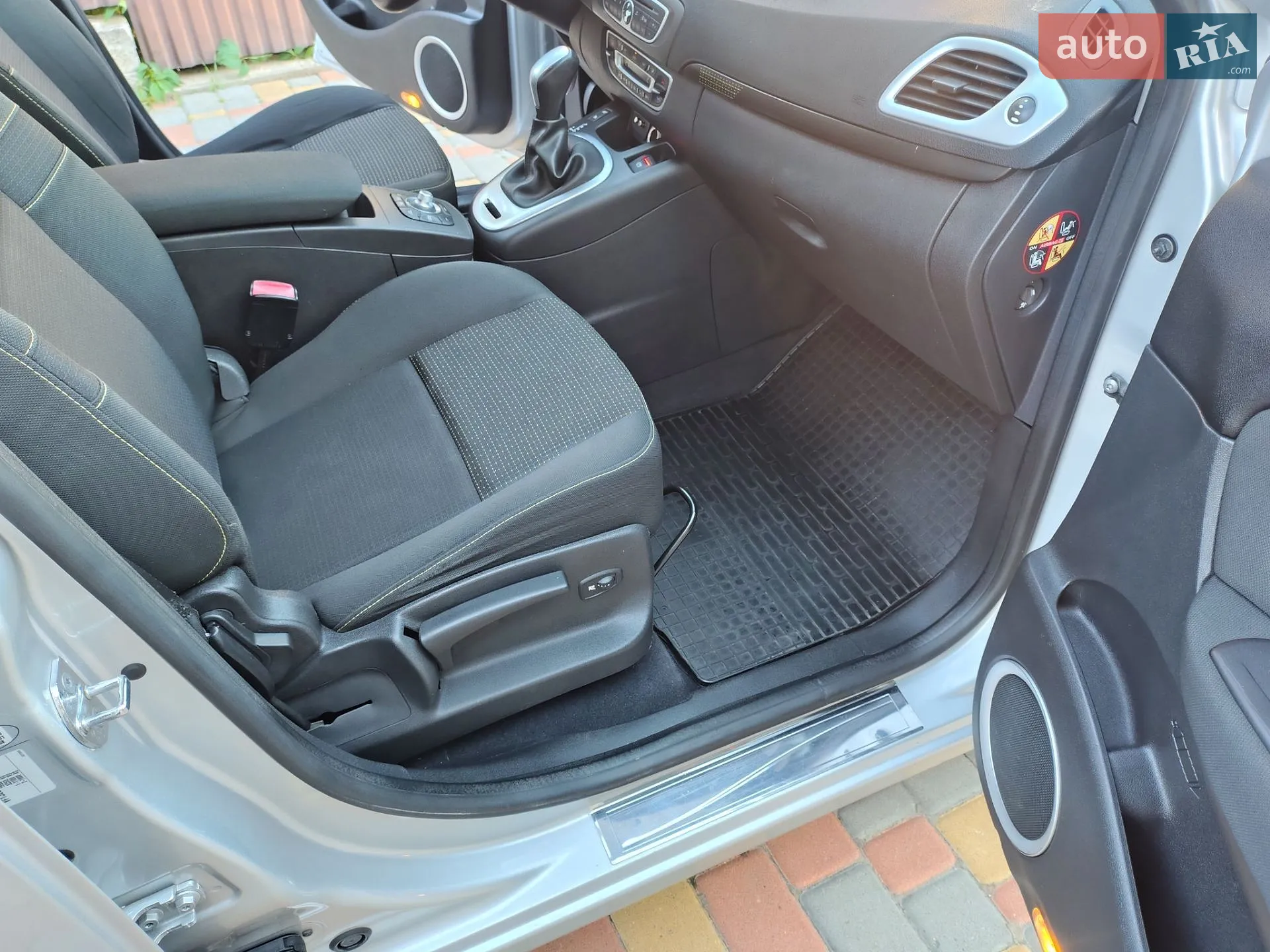2010 Renault Scenic - мініатюра 16