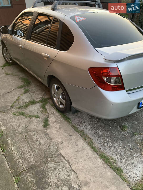 Седан Renault Symbol 2010 в Сарнах