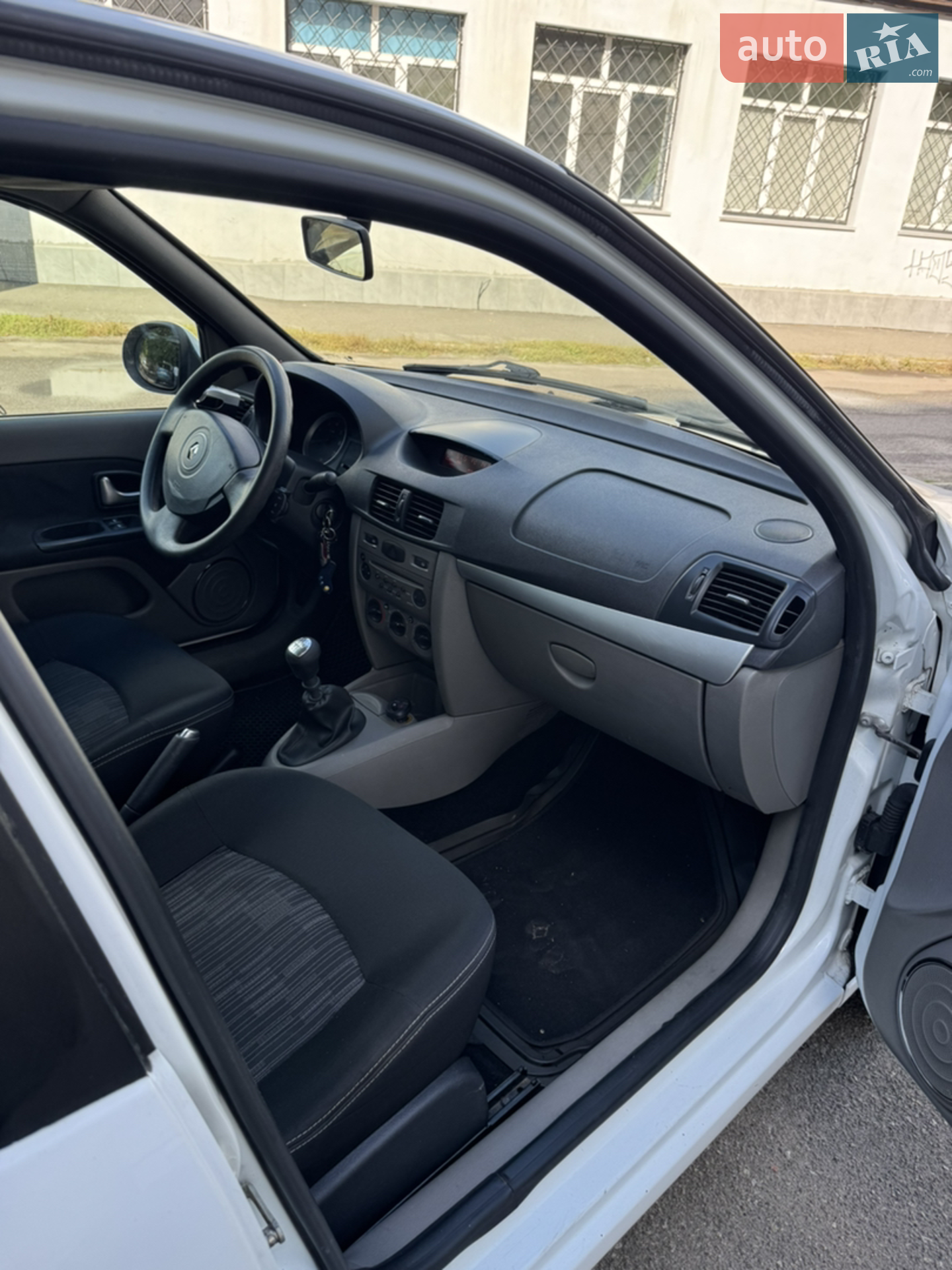 2010 Renault Symbol - мініатюра 32