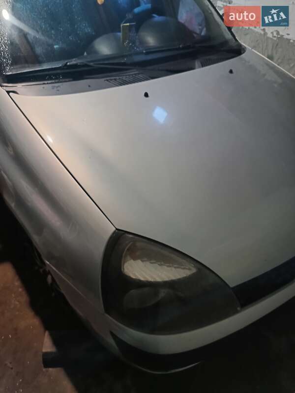 Седан Renault Symbol 2004 в Остроге