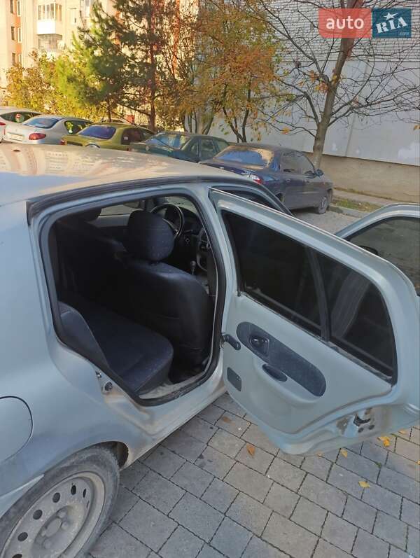 Седан Renault Symbol 2003 в Львові