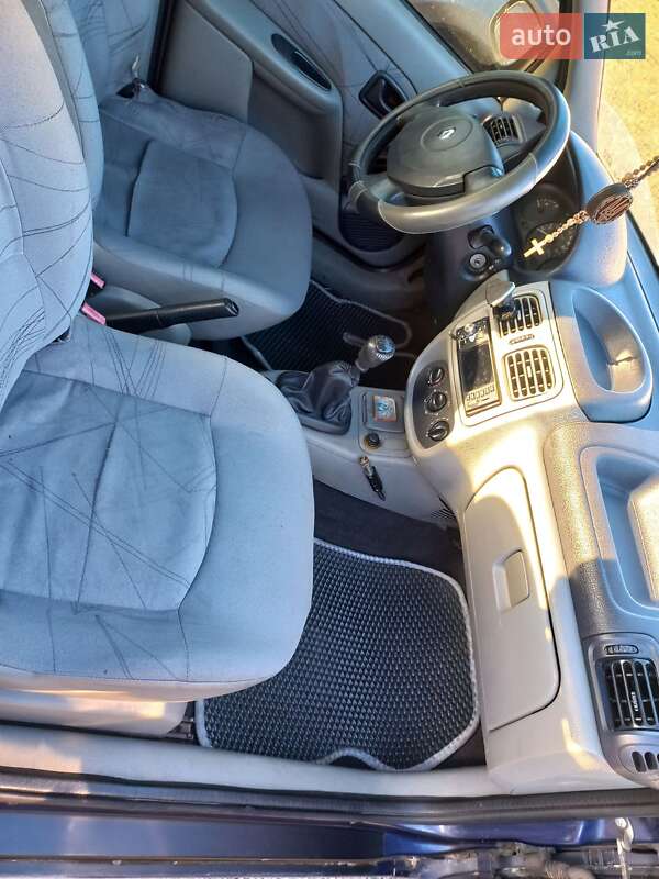 Седан Renault Symbol 2004 в Ивано-Франковске