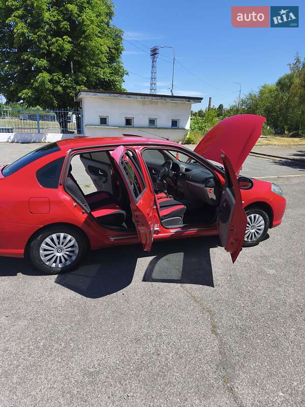 Седан Renault Thalia 2012 в Долині