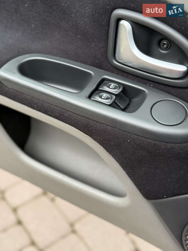 Седан Renault Thalia 2009 в Косове