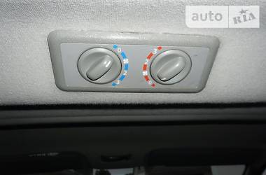 Вантажопасажирський фургон Renault Trafic 2009 в 
