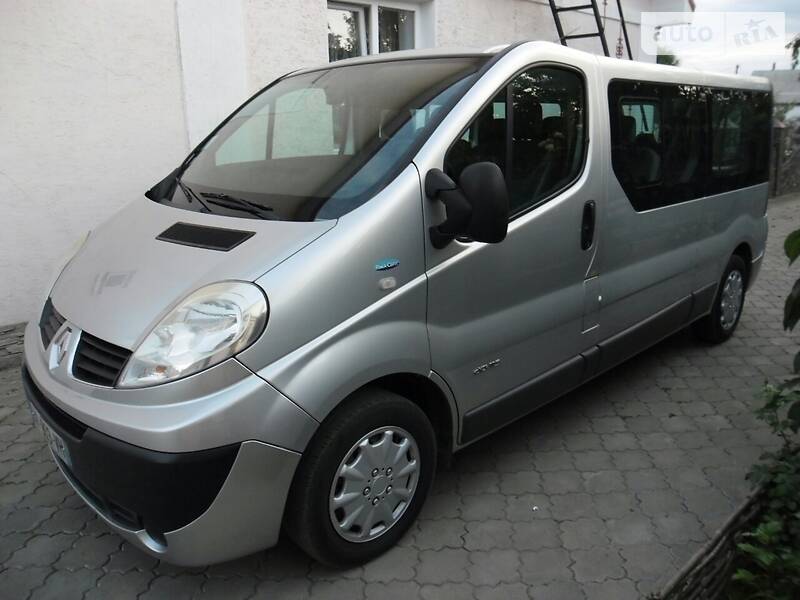 Вантажопасажирський фургон Renault Trafic 2009 в 