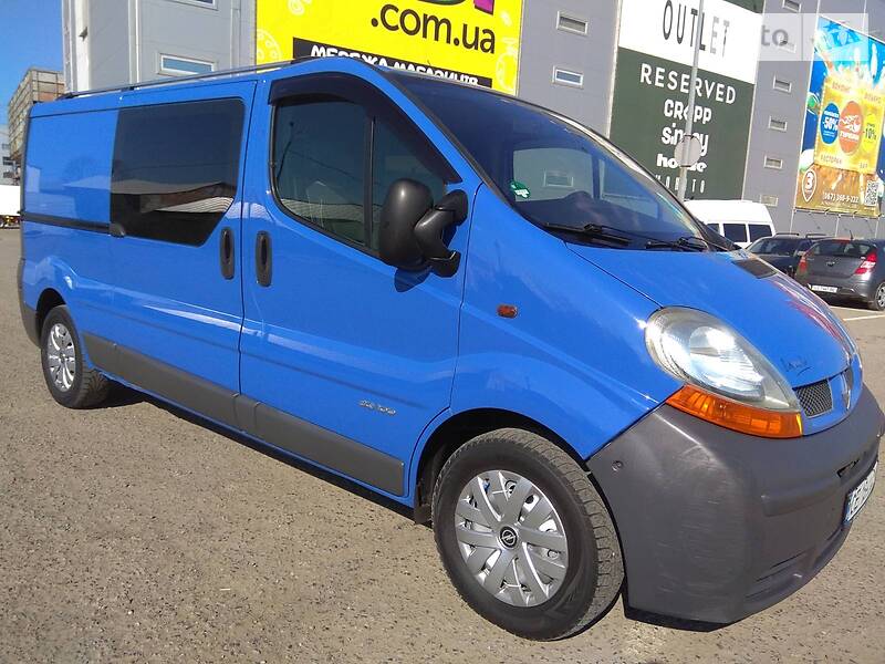 Вантажопасажирський фургон Renault Trafic 2003 в 