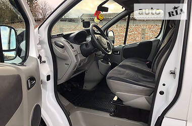 Вантажопасажирський фургон Renault Trafic 2011 в 
