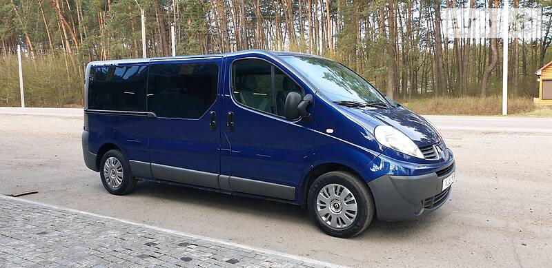 Вантажопасажирський фургон Renault Trafic 2010 в 