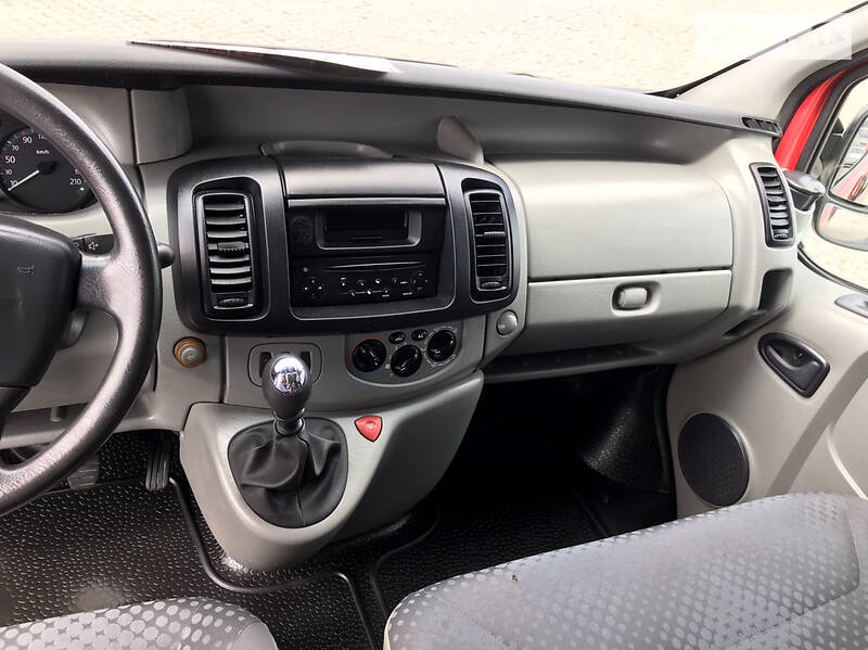 Вантажопасажирський фургон Renault Trafic 2007 в Чернівцях фото 7 Вантажопасажирський фургон Renault Trafic 2007 в Чернівцях