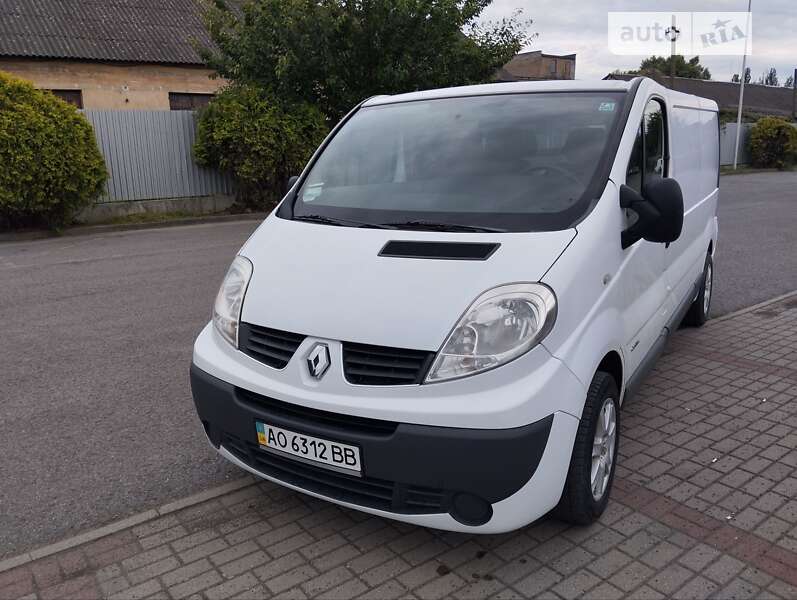 Вантажний фургон Renault Trafic 2007 в Ужгороді