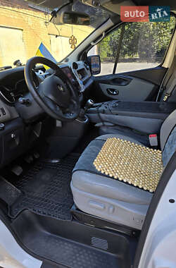 Минивэн Renault Trafic 2015 в 