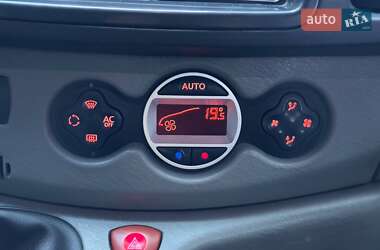 Вантажопасажирський фургон Renault Trafic 2011 в 