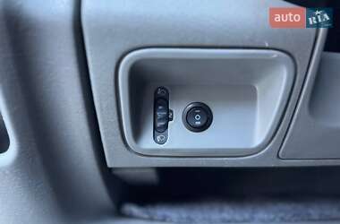 Вантажопасажирський фургон Renault Trafic 2011 в 
