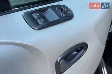 Вантажопасажирський фургон Renault Trafic 2011 в 
