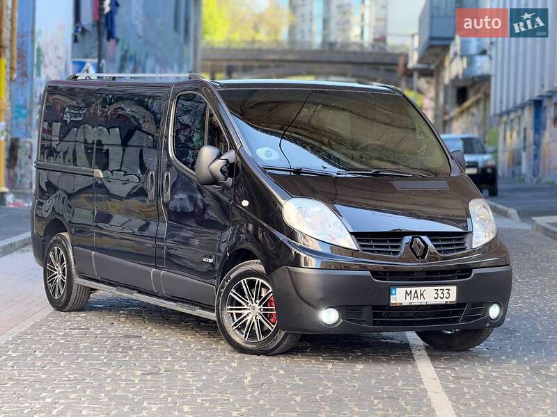Вантажопасажирський фургон Renault Trafic 2011 в 