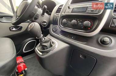 Грузопассажирский фургон Renault Trafic 2015 в 