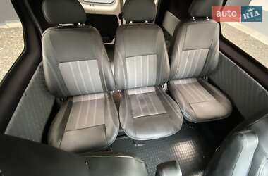 Грузопассажирский фургон Renault Trafic 2015 в 