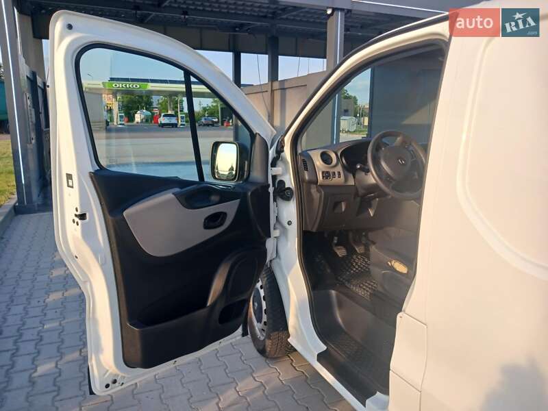 Грузовой фургон Renault Trafic 2016 в Красном