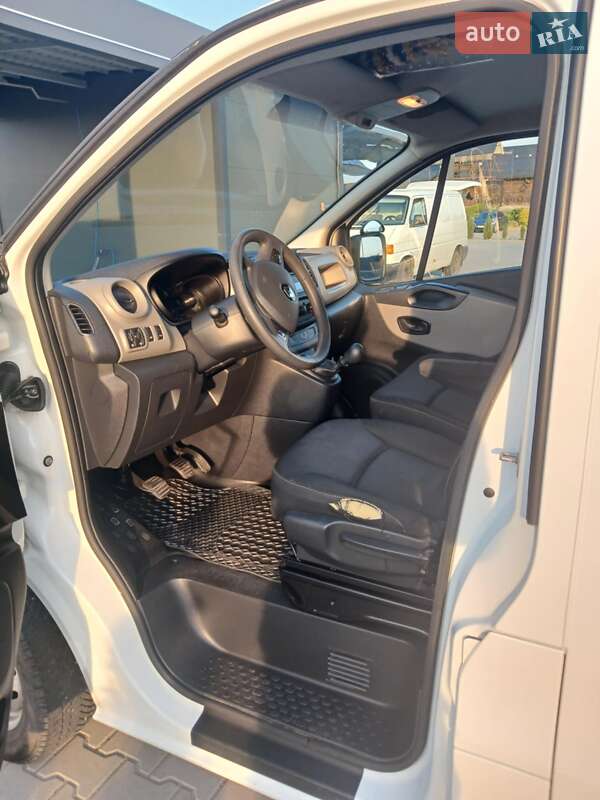 Грузовой фургон Renault Trafic 2016 в Красном