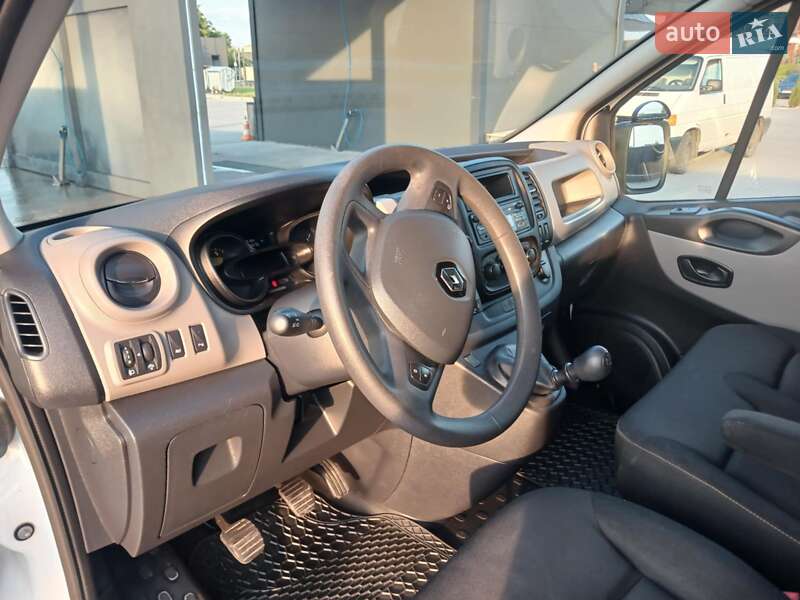 Грузовой фургон Renault Trafic 2016 в Красном