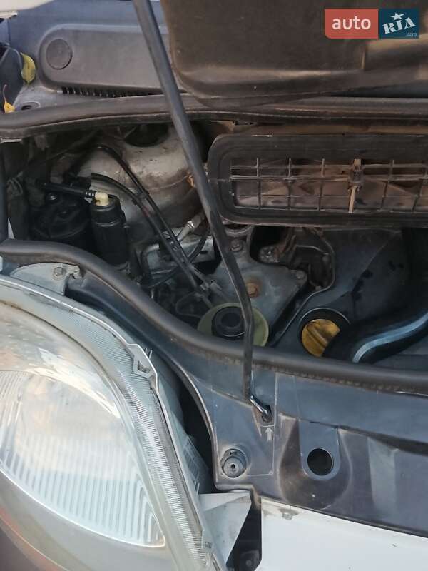 Мінівен Renault Trafic 2006 в Кельменцях