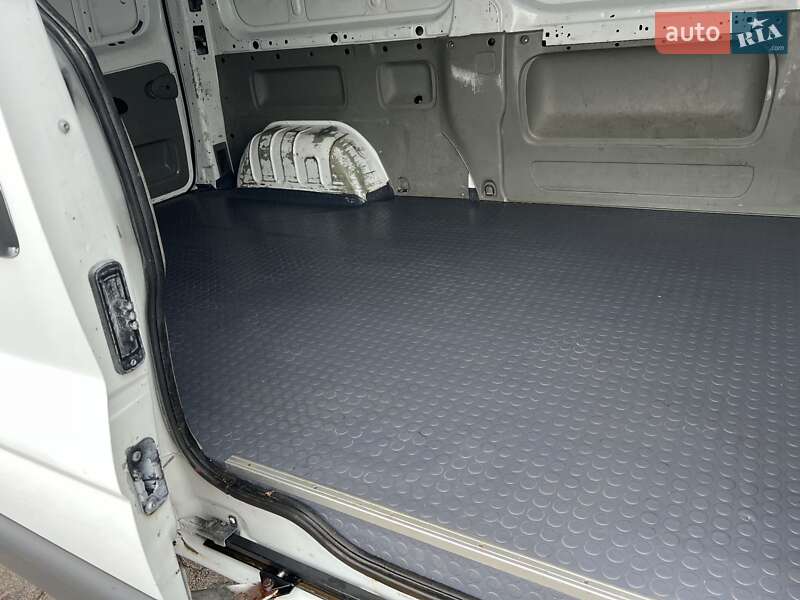 Грузовой фургон Renault Trafic 2006 в Баре фото 6 Грузовой фургон Renault Trafic 2006 в Баре