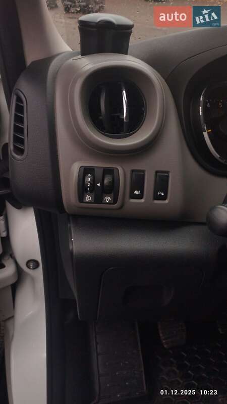 Микроавтобус грузовой (до 3,5т) Renault Trafic 2015 в Житомире