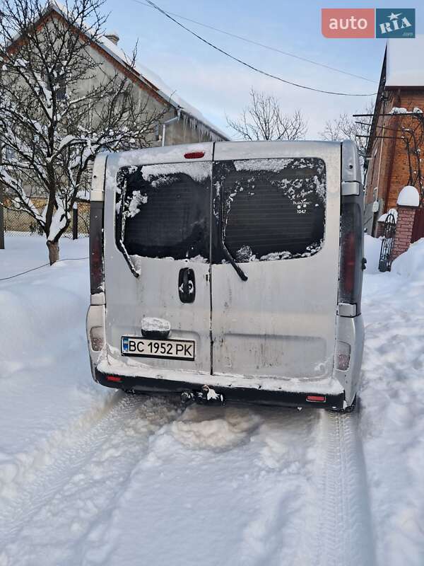 Грузопассажирский фургон Renault Trafic 2005 в Золочеве