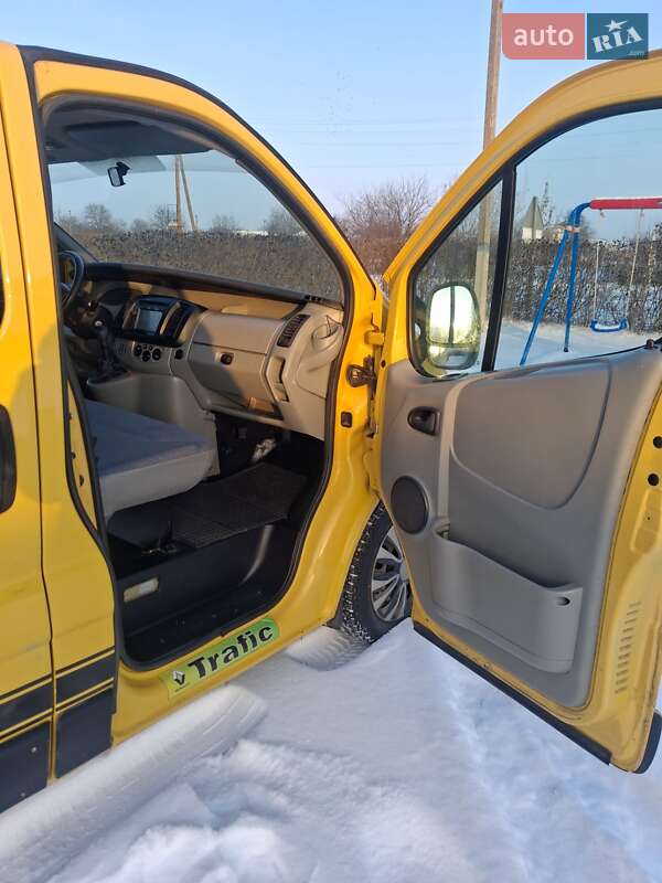 Минивэн Renault Trafic 2006 в Валках