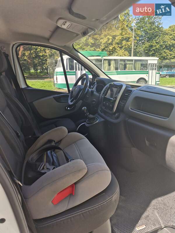 Грузопассажирский фургон Renault Trafic 2017 в Ровно