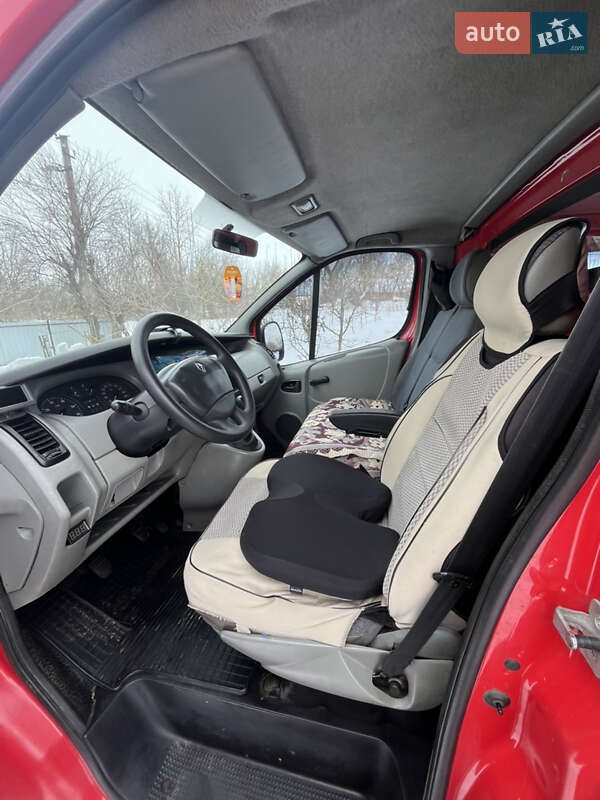 Вантажний фургон Renault Trafic 2004 в Волочиську